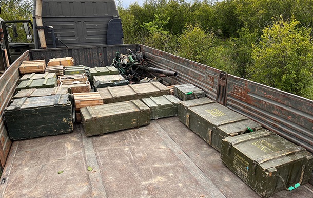 Карабахские военные сдают технику и оружие