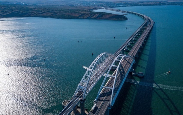 Движение через Крымский мост приостановили - соцсети