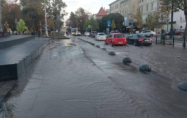 Во Львове из-за порыва водопроводной сети затопило центр города