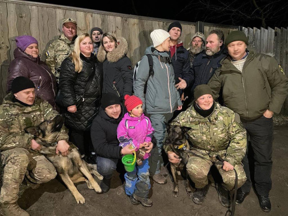 Пошла за мамой в лес и потерялась: в Киевской области правоохранители разыскали 4-летнюю девочку