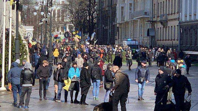 Добровольцы пришли под Офис президента с криками "Зелю геть" и требуют отставки Ермака