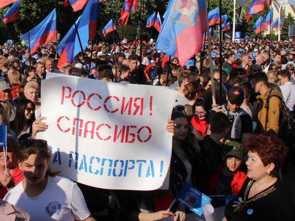 СМИ РФ: первая группа жителей Донбасса получила российские паспорта