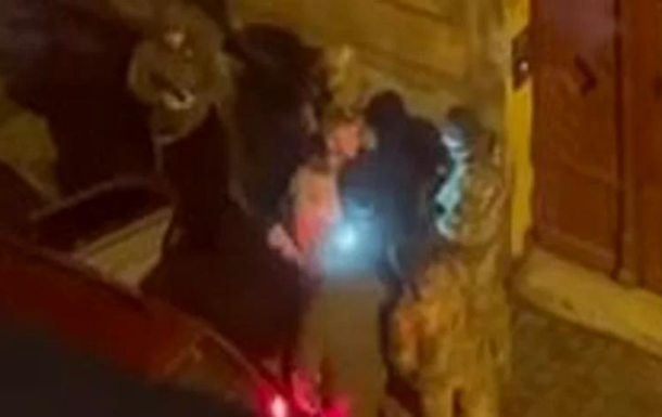 Во Львове работники ТЦК силой затолкали мужчину в авто