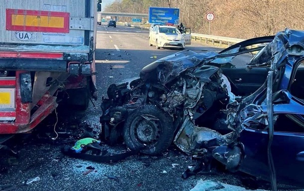 В Киеве в ДТП погибли супруги, травмированные дети