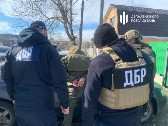 Вымогал с жены погибшего бойца 150 тысяч гривен: чиновник воинской части пойдет под суд