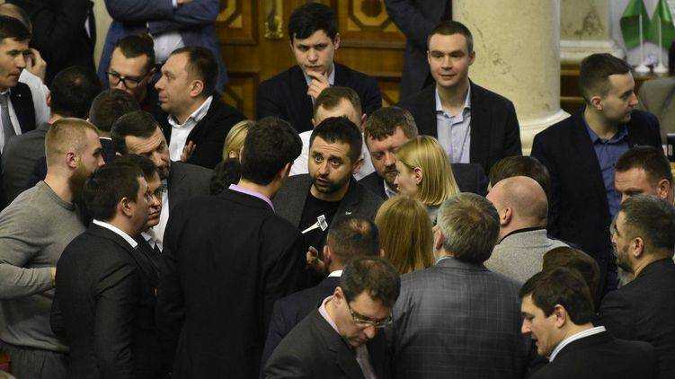 "Слуги народа" хотят разрешить украинцам легально владеть огнестрелом и применять его у себя дома