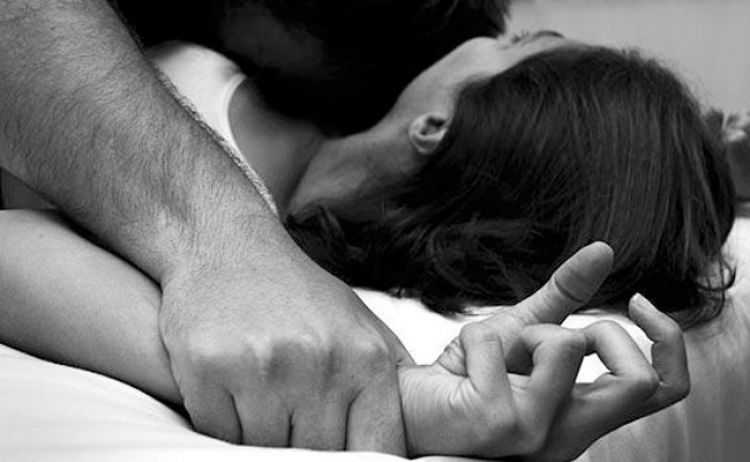 В Киеве маньяк затолкал девушку в квартиру и изнасиловал ее