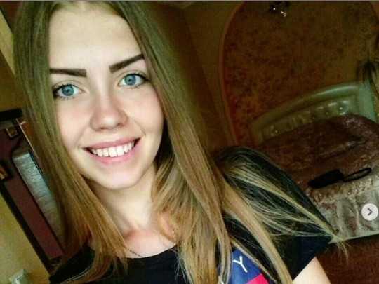 Сльози та сотні людей. На Кіровоградщині попрощалися з Діаною Хріненко