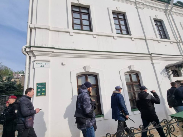 Комиссия Минкульта в Лавре осмотрела еще один памятник: выявили нарушения и опечатали корпус