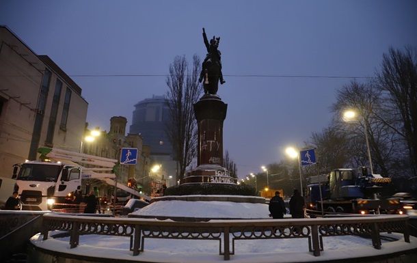 В Киеве начали демонтаж памятника Щорсу