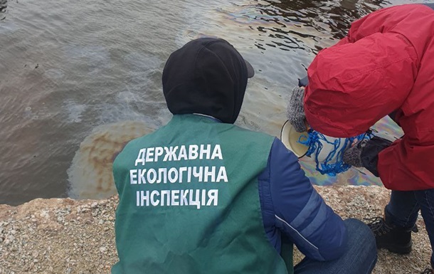 Участок Днепра загрязнен нефтепродуктами