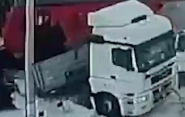 Появилось видео, как поезд снес фуру в Подмосковье