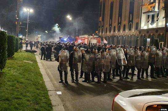В столкновениях в Грузии пострадали сотни человек, включая журналистов