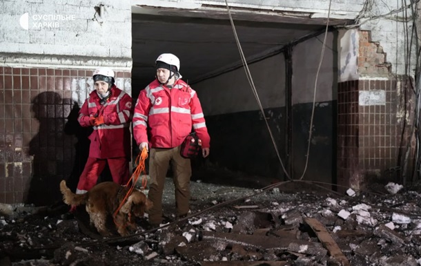 Появились фото с места попадания по жилым зданиям в центре Харькова