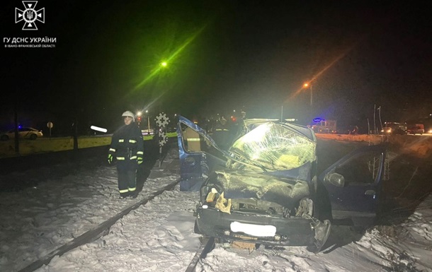 На Прикарпатье автомобиль столкнулся с поездом, есть травмированный