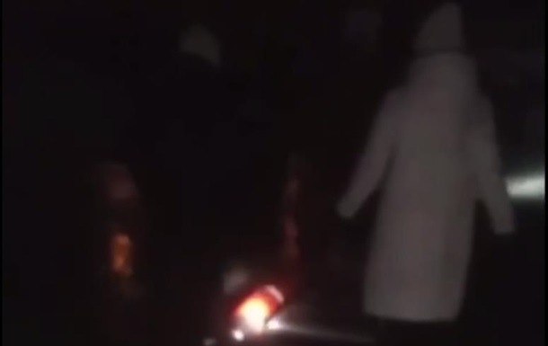В Киеве со льда сняли двух молодых людей