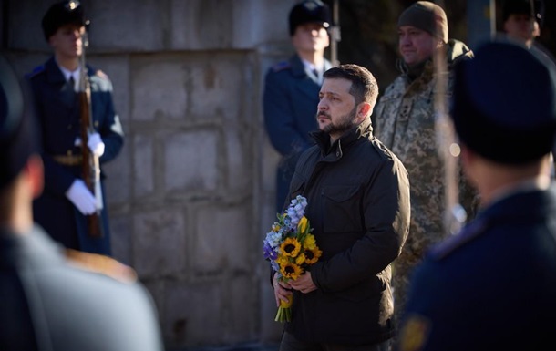 Зеленский почтил память героев Крут