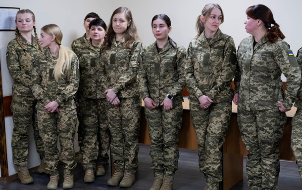 В ВСУ начали выдавать женскую военную форму