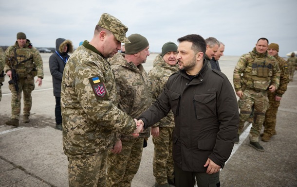 Зеленский наградил защитников аэропорта Антонов