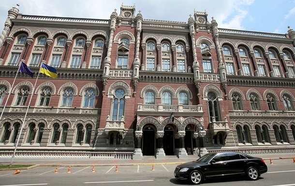 НБУ вдвое снизил продажу долларов за неделю