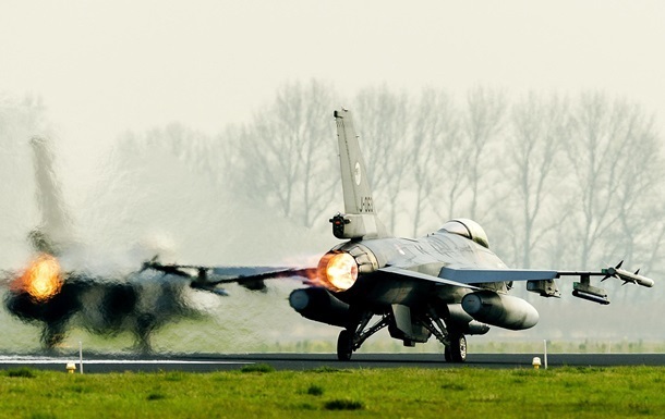 Четыре группы украинских пилотов осваивают F-16