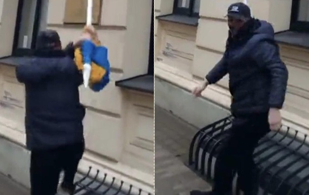 В центре Риги неизвестный сорвал украинский флаг