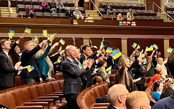 Полный зал украинских флагов: как Конгресс голосовал за помощь Украине