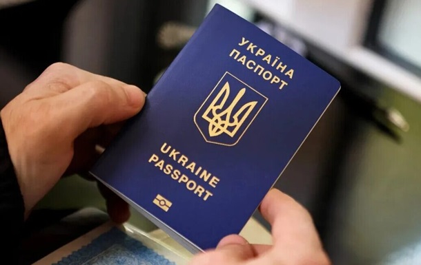 Кабмин запретил выдавать паспорта за границей