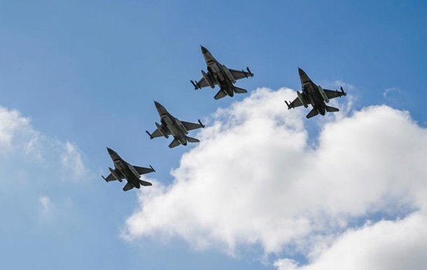 Часть пилотов завершает обучение на F-16