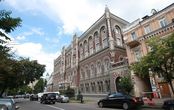 Нацбанк резко снизил продажу долларов