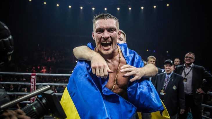 Усик прилетів до Сімферополя і показав, чий Крим