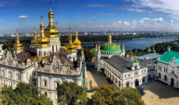 На территории Лавры ситуация спокойная, у людей проверяют документы - полиция