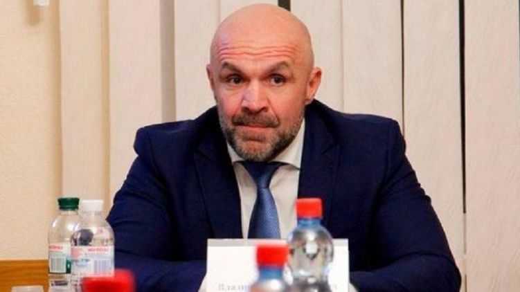 Подозреваемого по делу Гандзюк Мангера задержали и принудительно везут в суд