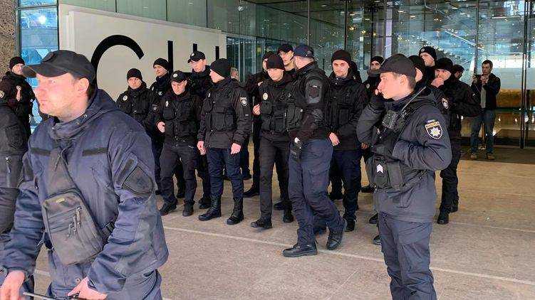 Полиция задержала 15 националистов, которые сорвали презентацию Сивохо. Видео