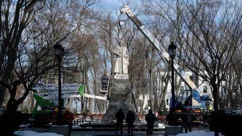 В Киеве снесли памятник генералу Ватутину
