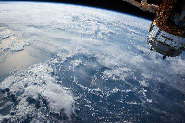 SpaceX потеряла связь с тремя спутниками