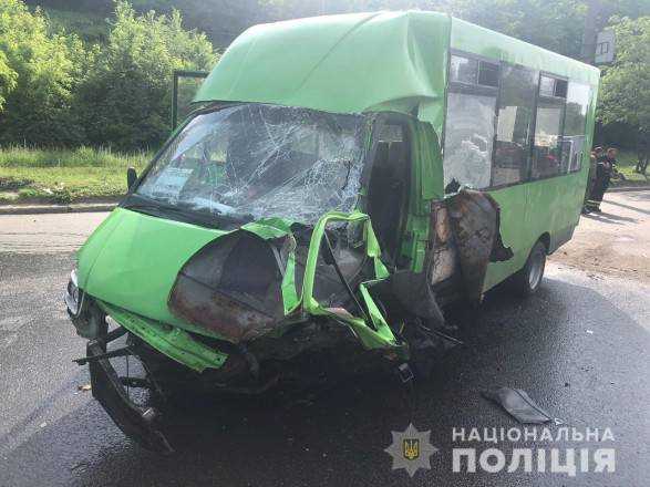 В Харькове маршрутка влетела в авто, 15 пострадавших