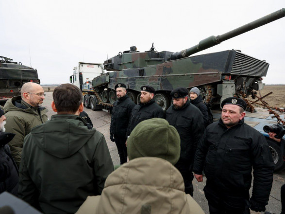 Шмыгаль показал первые четыре танка Leopard 2, которые прибыли в Украину