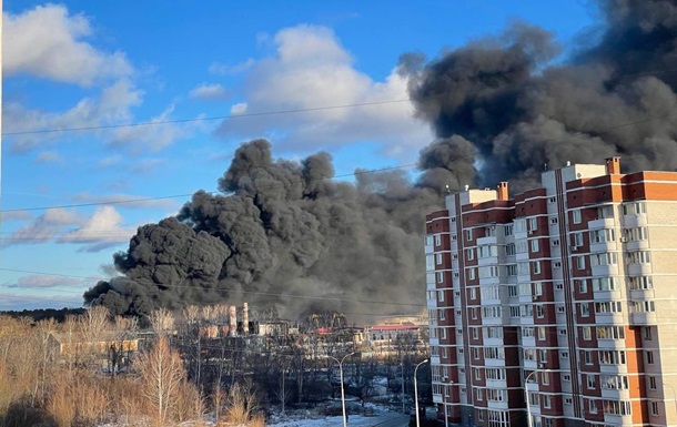 В Екатеринбурге завод охватил масштабный пожар