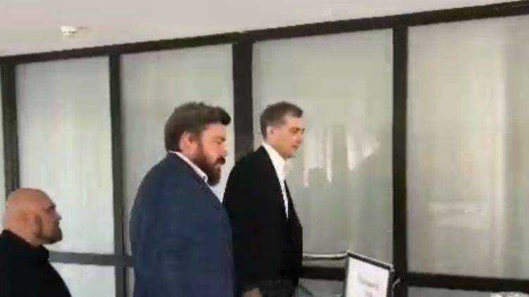 Сурков впервые появился на публике после увольнения. Ему измерили температуру