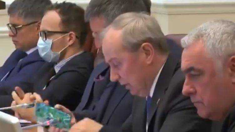Аваков на заседании Кабмина по коронавирусу играл на мобильном в "Ферму"
