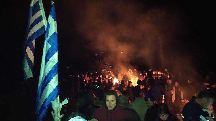 Более тысячи лесбийских демонстрантов закидали камнями полицию из-за постройки лагеря для беженцев