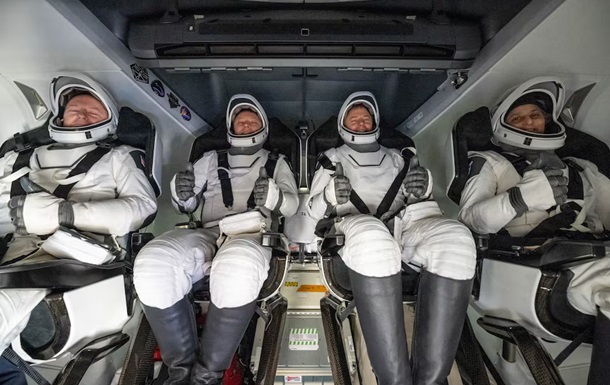 Астронавты вернулись на Землю после девяти месяцев задержки в космосе