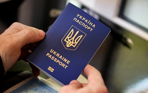 Мужчинам упростили получение паспортов за границей