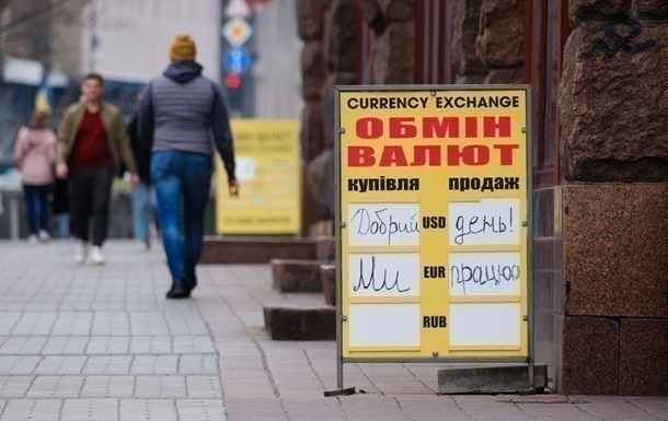 В обменниках продолжается падение доллара и евро