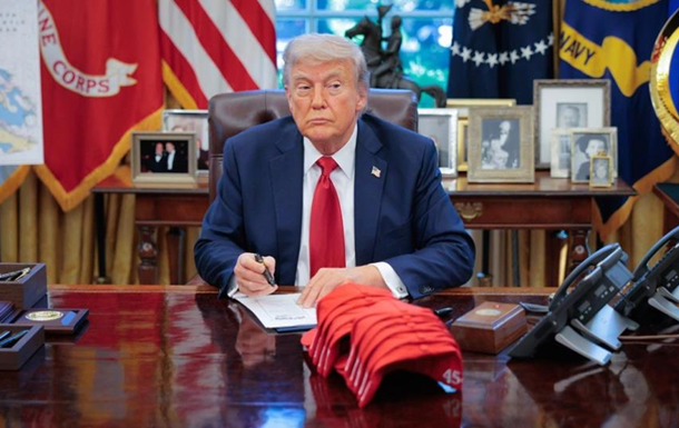 В официальном магазине Дональда Трампа появились кепки Trump 2028