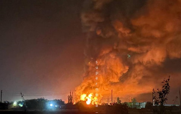 В РФ после удара БПЛА горит нефтебаза