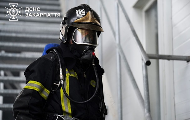 В Мукачево на третий день потушили пожар после удара РФ