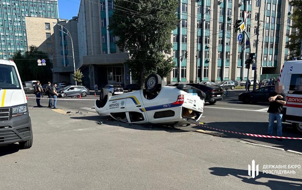 В Киеве перевернулась машина полиции, есть жертвы