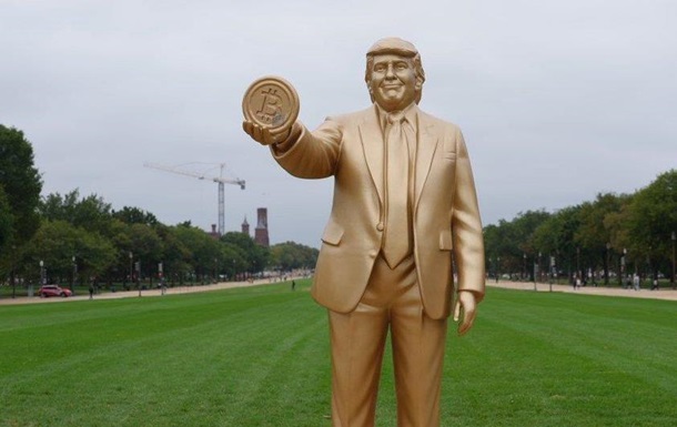 В Вашингтоне установили "золотую" статую Трампа